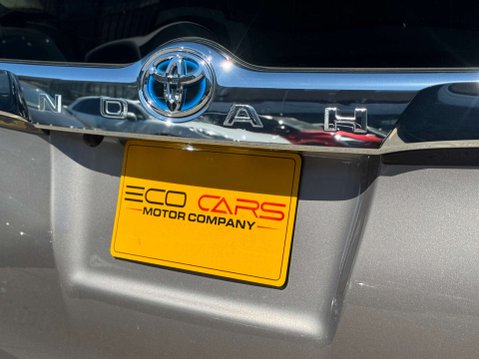 Toyota Noah Hybrid 1.8 35