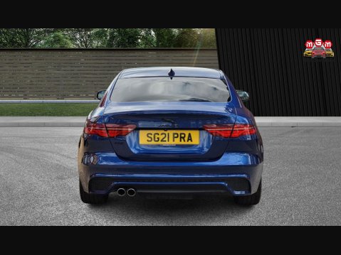 Jaguar XE R-DYNAMIC BLACK MHEV 8