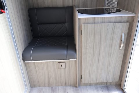 Renault Master 3.5 ton Coach Built Freddie Gover Horsebox with uprated suspension alloys  48