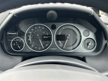 Aston Martin DBS V12 VOLANTE CARBON BLACK EDITION 61