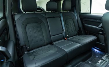 Land Rover Defender 110 V8 Bond Edition 17