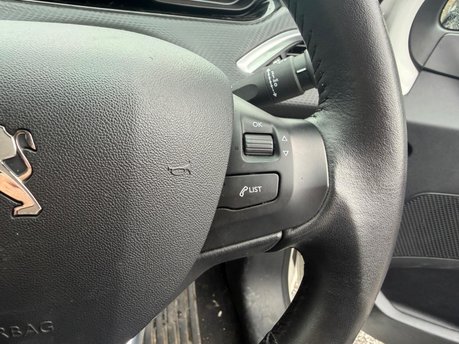 Peugeot 208 PURETECH BLACK EDITION 18