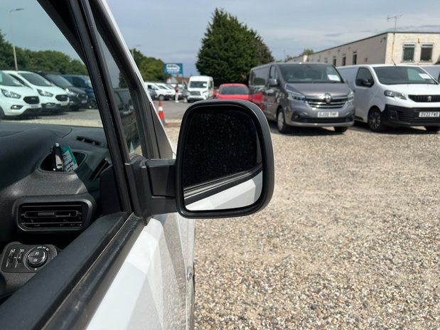 Vauxhall Combo LWB L2H1 (SOLD) Low Roof Sportive 2300 Air Con Sensors EURO 6 NO VAT 19