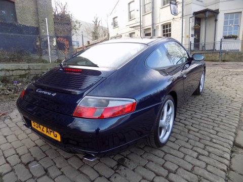 Porsche 911 CARRERA 4 32