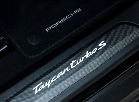 Porsche Taycan Turbo S Cross Turismo 24