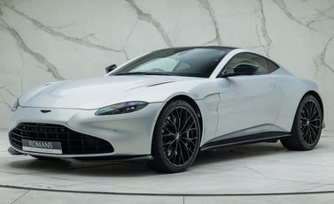 Aston Martin V8 Vantage 1