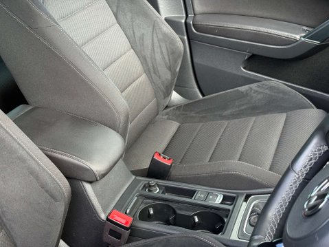 Volkswagen Golf 2.0 Golf R TSi 4Motion Semi-Auto 4WD 5dr 17