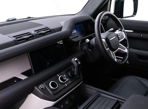 Land Rover Defender SE 11