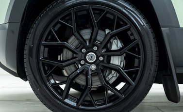 Land Rover Defender 110 75th Anniversary P400e 8