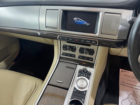 Jaguar XF D LUXURY 20