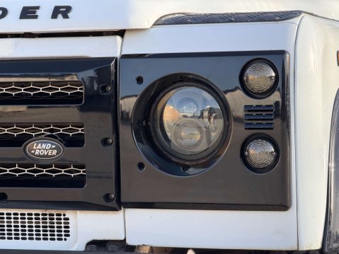 Land Rover Defender 2.2 Defender 90 Hard Top TD 4WD 5dr 32