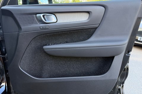 Volvo XC40 B4 INSCRIPTION PRO AWD MHEV - ONE OWNER - PAN ROOF - APPLE CARPLAY  37