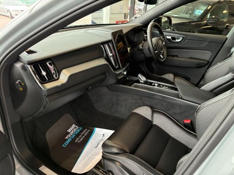 Volvo XC60 2.0 B5 MHEV Plus Black Edition Auto AWD Euro 6 (s/s) 5dr 19