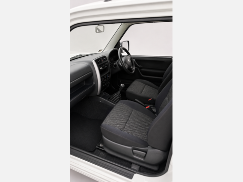 Suzuki Jimny SZ3 8