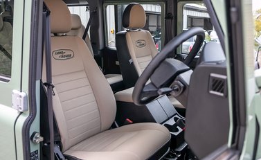 Land Rover Defender 110 Heritage Station Wagon 12