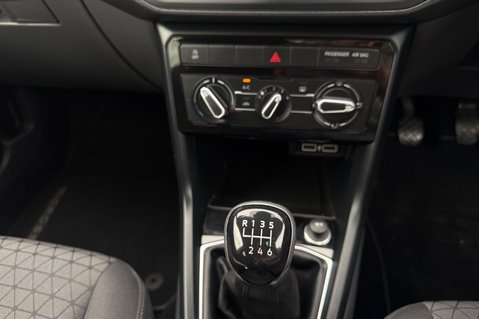 Volkswagen T-Cross 1.0 SE TSI.. 6 MAIN DEALER SERVICES..APPLE CARPLAY & ANDROID AUTO..STUNNING 27