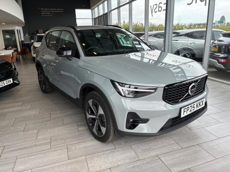 Volvo XC40 2.0 B4 MHEV Plus Dark DCT Auto Euro 6 (s/s) 5dr