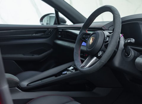 Porsche Macan GTS Electric 13