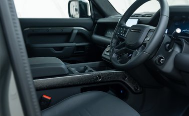 Land Rover Defender 110 OCTA EDITION ONE 13