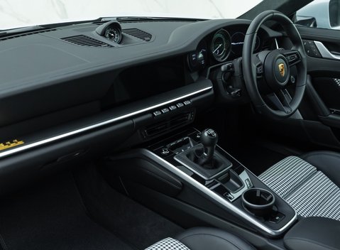 Porsche 911 SPORT CLASSIC (992) 18