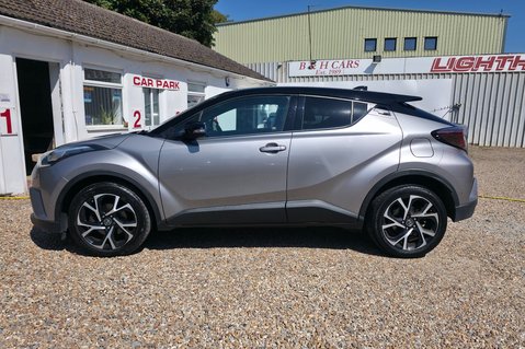 Toyota C-HR DYNAMIC.. 9 MAIN DEALER SERVICES.. STUNNING EXAMPLE 3