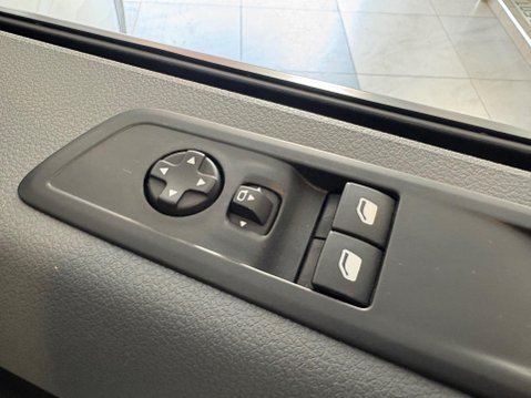 Vauxhall Vivaro 3100 75kWh Dynamic Auto L2 H1 6dr (7.4kW Charger) 10