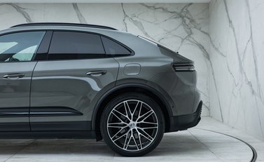 Porsche Macan 4 Electric 37