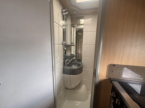 Bessacarr E 5 Berth | 4 Belts | Dinette | Rear Kitchen| Side Bathroom | Vanlux 21