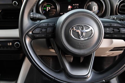 Toyota Yaris EXCEL FHEV 19