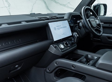 Land Rover Defender 110 OCTA Black 28