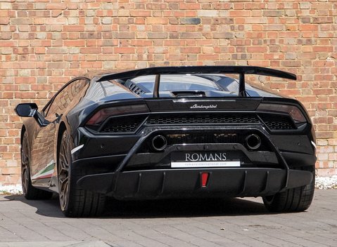 Lamborghini Huracan LP640-4 Performante 3
