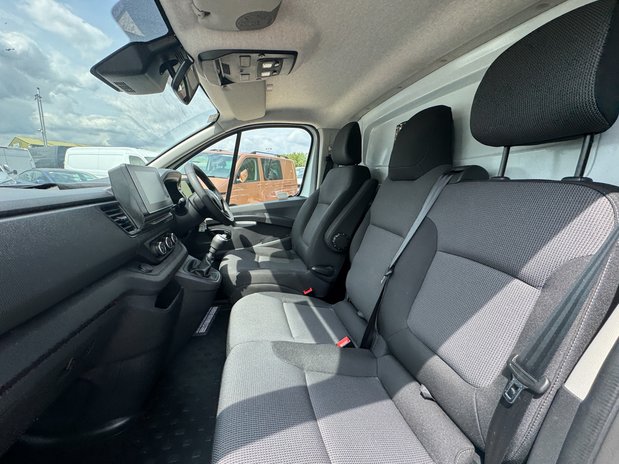 Renault Trafic LWB L2H2 [SOLD MT] High Roof Business LL30 Air Con Sensors Cam EURO 6 14