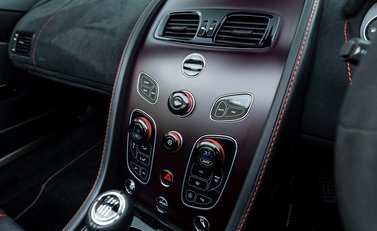 Aston Martin V12 Vantage S Roadster 23