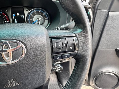 Toyota Hilux INVINCIBLE X 4WD D-4D DCB 28