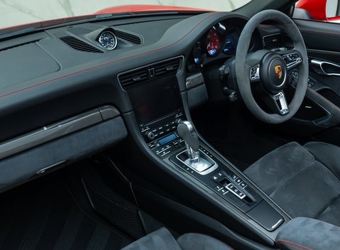 Porsche 911 Carrera GTS CABRIOLET (991.2) 21