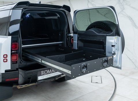 Land Rover Defender 110 D300 HSE Hard Top URBAN 31