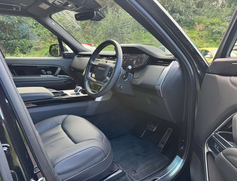 Land Rover Range Rover 3.0 Range Rover SE D MHEV Auto 4WD 5dr 32
