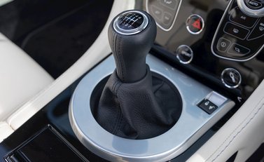 Aston Martin V12 Vantage S Roadster 21