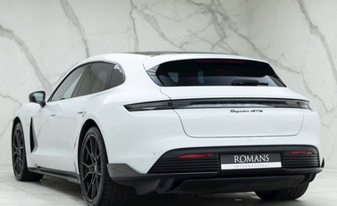 Porsche Taycan GTS Sport Turismo 3