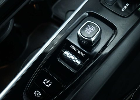 Volvo XC60 2.0 B5 MHEV R-Design SUV 5dr Petrol Hybrid Auto Euro 6 (s/s) (250 ps) 32