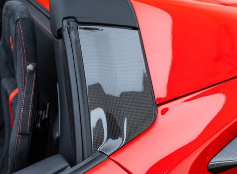 Ferrari F8 Spider 32