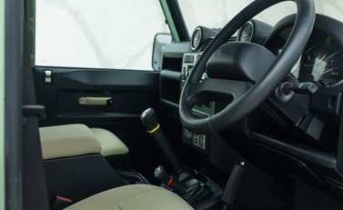 Land Rover Defender 110 HERITAGE 13