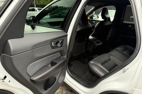 Volvo XC60 B4 R-DESIGN PRO AWD - 22 INCH ALLOY WHEELS - CRYSTAL WHITE PAINT 30