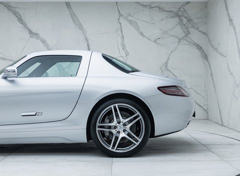 Mercedes-Benz SLS AMG 30