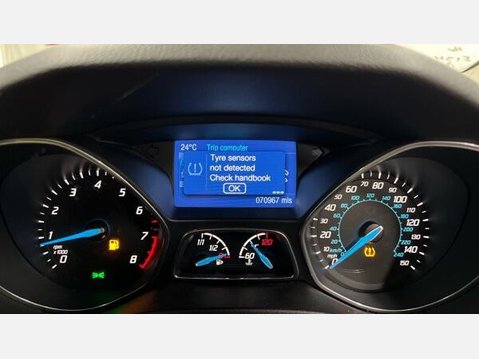 Ford Focus 1.0T EcoBoost Zetec Navigator Euro 5 (s/s) 5dr 8