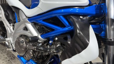 Suzuki Gladius 650 2010 ONLY 26K SV650 MOTOR MOT 08/27 SERVICED A2 650CC 28