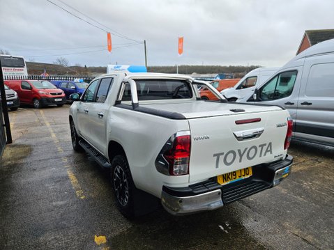 Toyota Hilux INVINCIBLE 4WD D-4D DCB 4