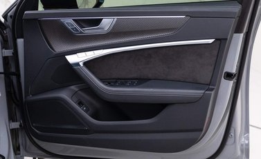 Audi RS6 Avant Carbon Black 18