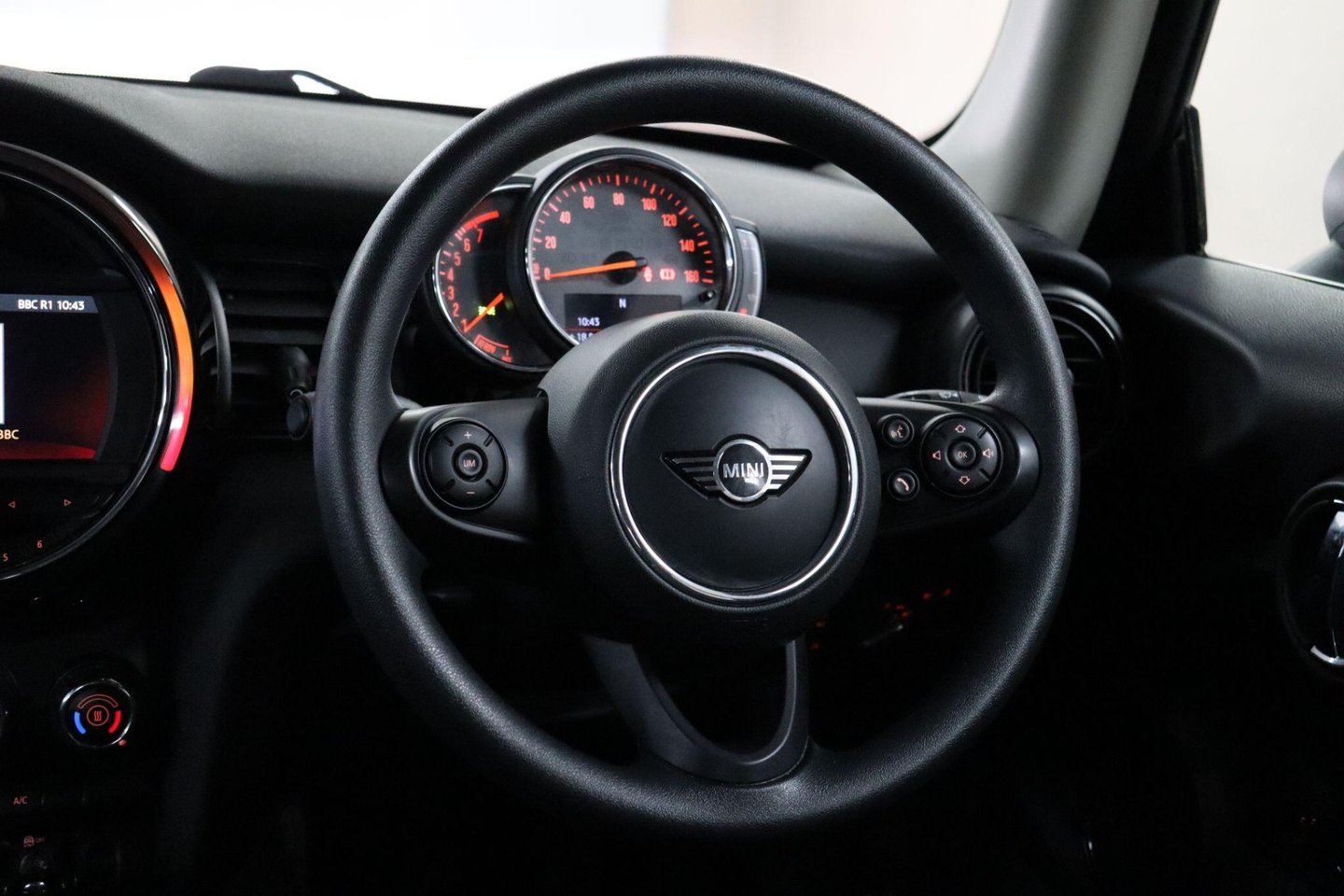 2018 MINI Hatch — image 39