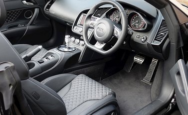 Audi R8 V10 Spyder 8